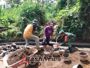 Dukung Program Pemerintah Desa, Babinsa Kayubihi Hadir dalam Gotong Royong Drainase