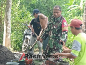Kebersamaan Babinsa, Kelian Subak, dan Warga Warnai Gotong Royong Perbaikan Induk Irigasi Babakan