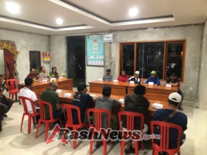 Tegaskan Kesiapan TNI Sukseskan Pergantian Tahun, Babinsa Bungbungan Gelar Rapat bersama Pemdes Dan Satlinmas