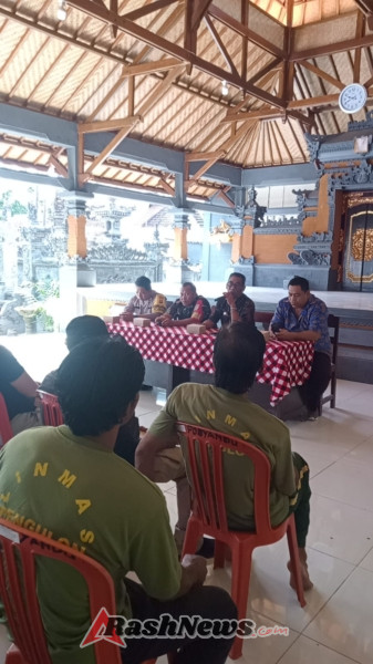 Babinsa Desa Pengulon Pimpin Rapat Koordinasi Linmas Guna Antisipasi Gangguan Kamtibmas Tahun Baru 2026