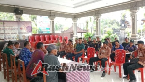 Wujudkan Malam Tahun Baru yang Aman, Babinsa dan Bhabinkamtibmas Kaliakah Briefing Anggota Linmas
