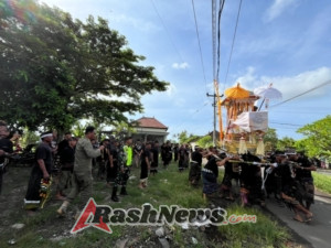 Sinergi di Lapangan, Babinsa Desa Budeng Pantau Ketertiban Upacara Penguburan Adat