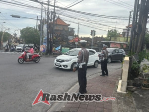 Hari Umanis Kuningan Unit Lantas Polsek Kuta Utara Siaga Atur Lalin