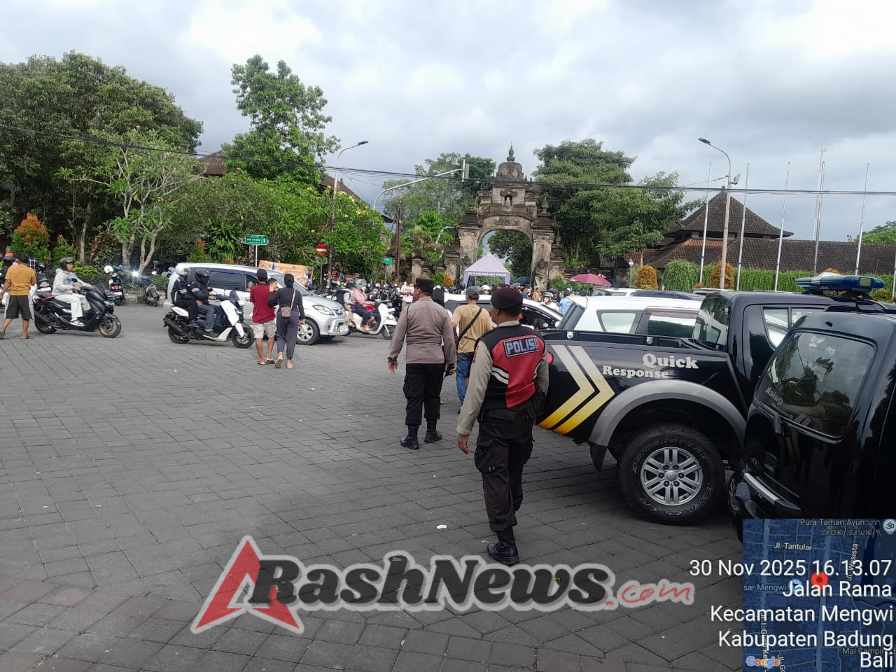 Peningkatan Arus Lalu Lintas, Kapolsek Mengwi Urai Kemacetan di Simpang Taman Ayun