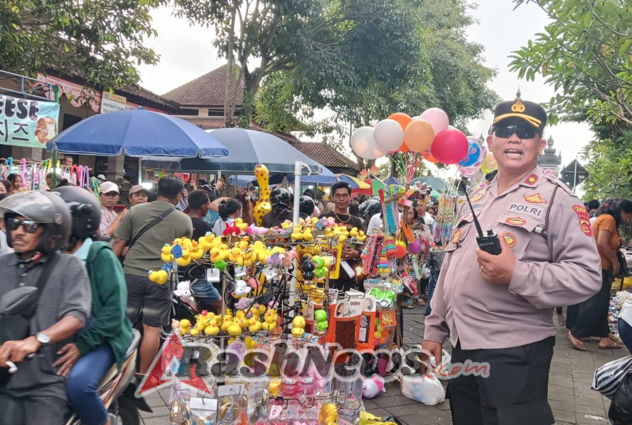 Umanis Kuningan Kapolsek Mengwi Pantau Pasar Tumpah Taman Ayun