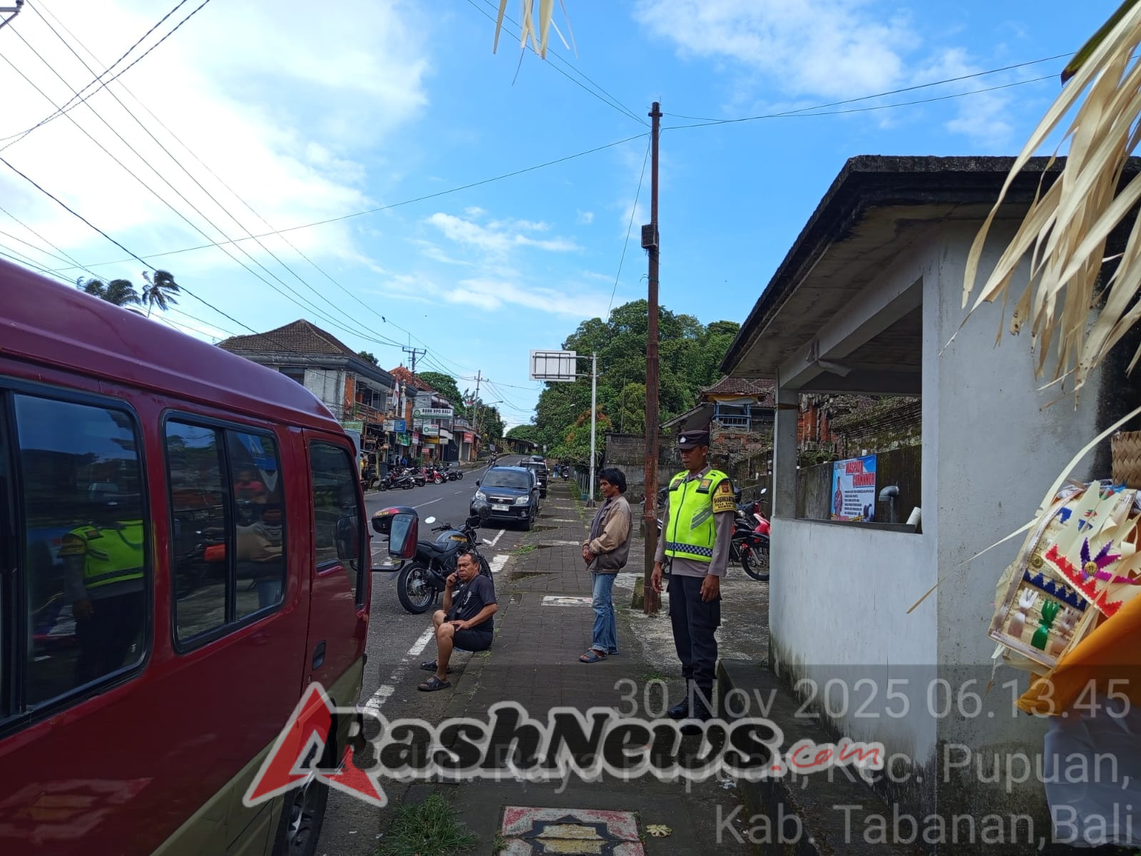 Polsek Laksanakan Giat Pengaturan Antisipasi Lonjakan Pengunjung Pasar Umum Pupuan