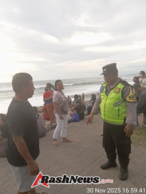 Bhabinkamtibmas Desa Belalang Laksanakan Pengamanan di Pantai Kedungu.