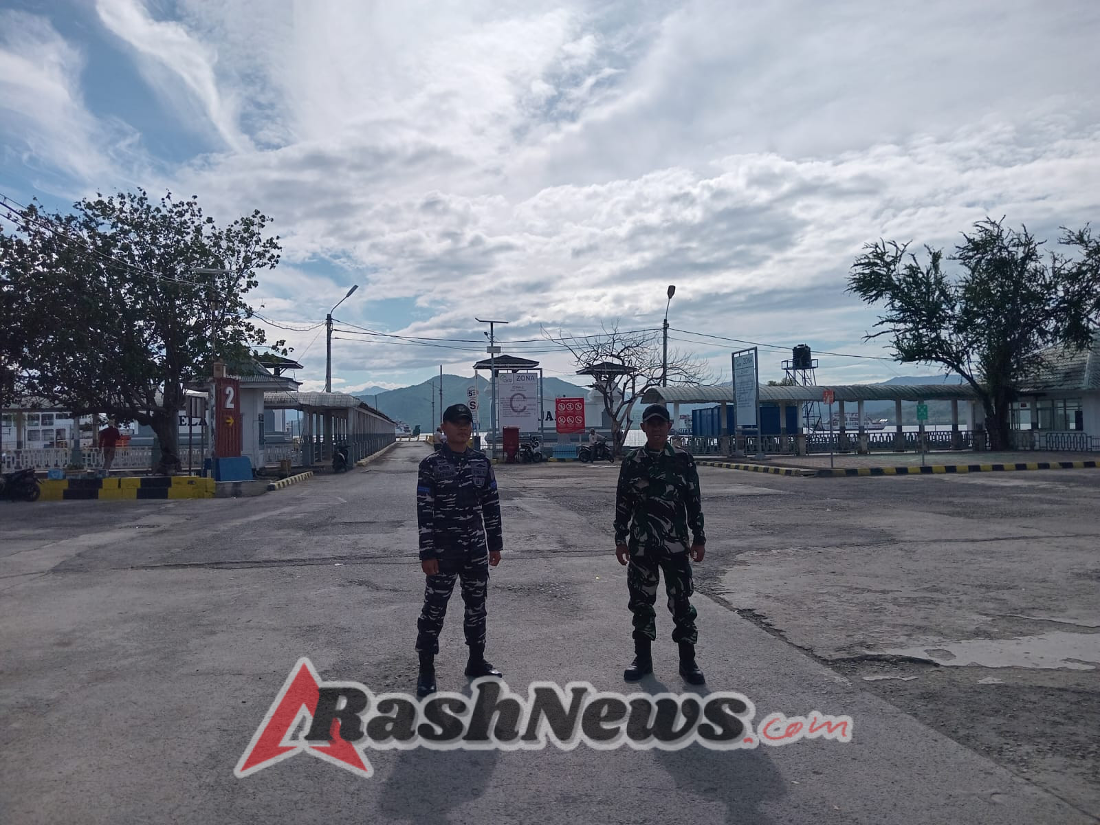 Pengamanan Pelabuhan Poto Tano Berjalan Lancar Berkat Kehadiran Anggota Koramil 1628-04/Poto Tano