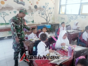 Anak-Anak SDN 1 Air Suning Terima Menu Sehat, Babinsa Pastikan Kegiatan Berjalan Lancar