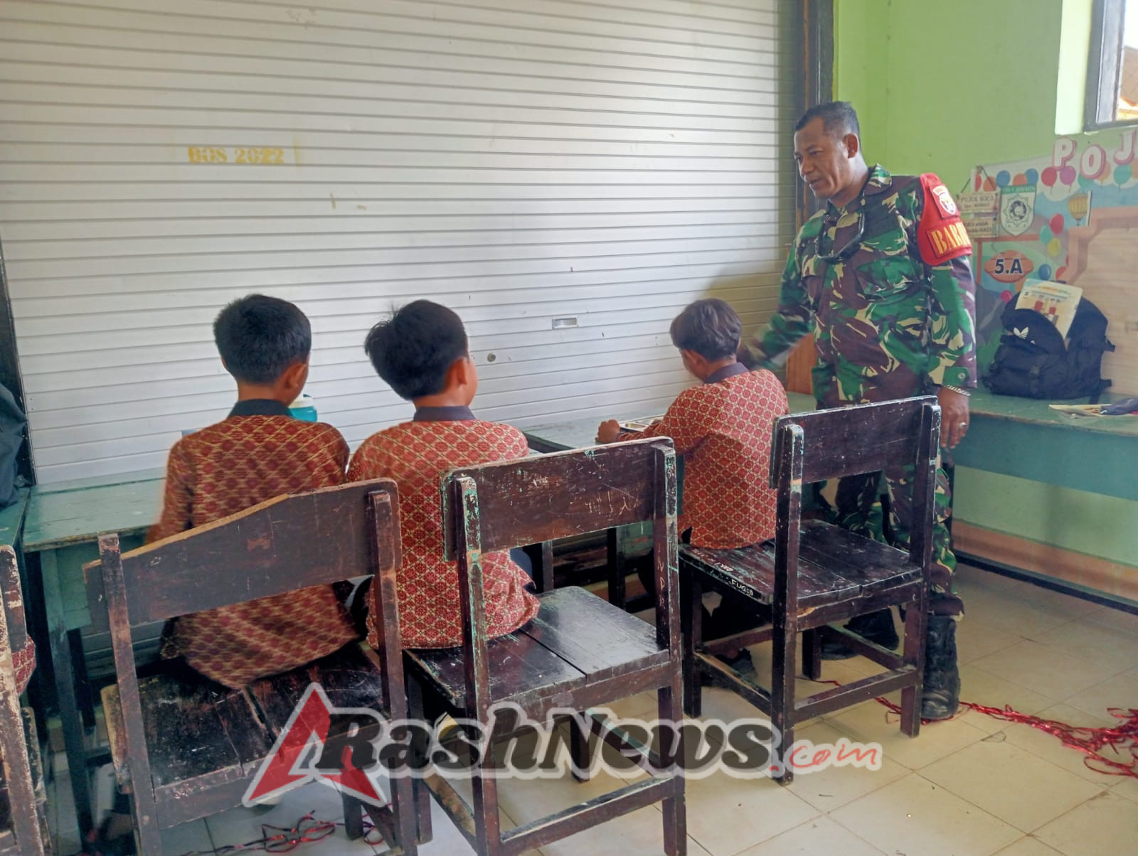 Dukung Kesehatan Pelajar, Babinsa Desa Beru Monitoring Program MSG di Jereweh