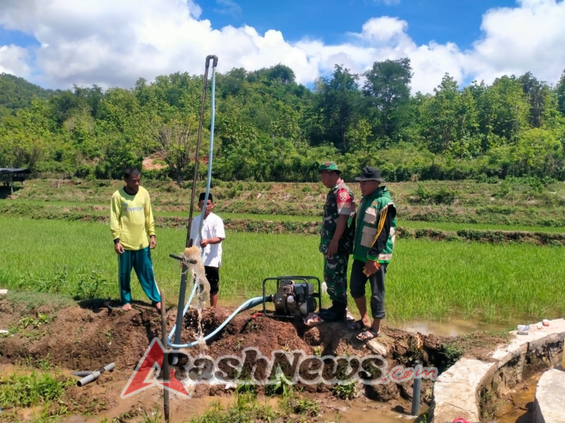 Walping Pemboran Sumur Bor di Desa Waworada Dukung Program OPLA di Dampingi Babinsa