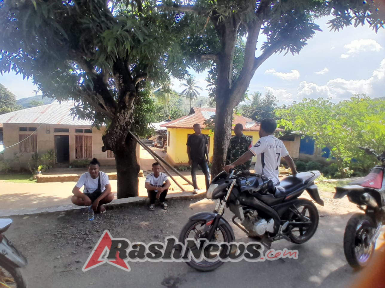 Wujudkan Kondisi Kondusif, Babinsa Koramil Maurole Dengarkan Keluhan Warga Rangalaka