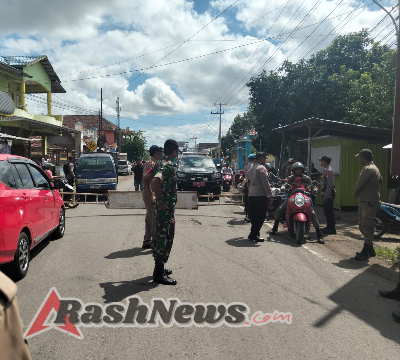 Danramil 02/Bolo Himbau Anggota Kawal Aksi Demo Pemuda Anti Korupsi Secara Persuasif
