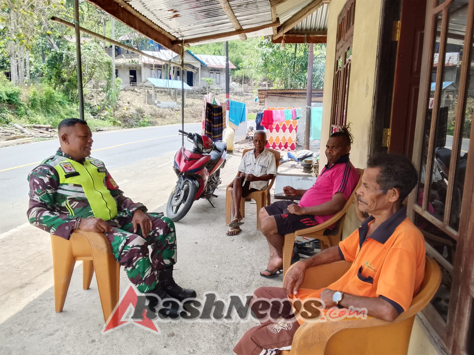 Kemanunggalan TNI-Rakyat, Babinsa Gelar Komsos dan Pamwil di Desa Lise Puu