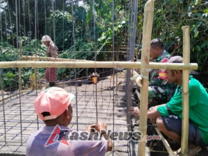 Sinergi TNI-Masyarakat: Babinsa Rutujeja Turun Langsung Bantu Pembangunan Infrastruktur Desa