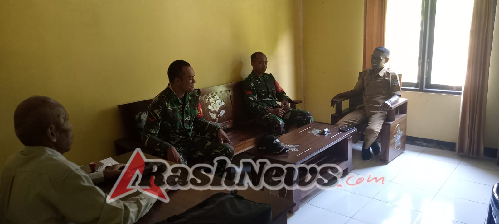 Babinsa Koramil 1624 – 01/Larantuka Lakukan Komsos Dan Monitoring Wilayah Desa Riangkotek