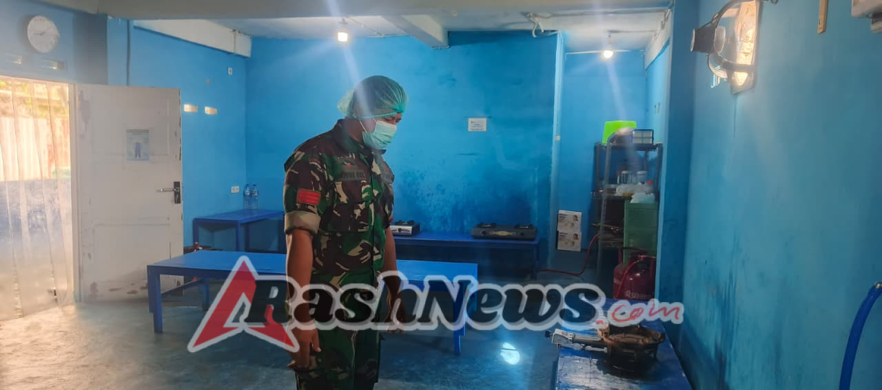 Babinsa Serka Mozes Raja Pantau Kegiatan Pembangunan Dapur MBG di Dusun Ekoleta