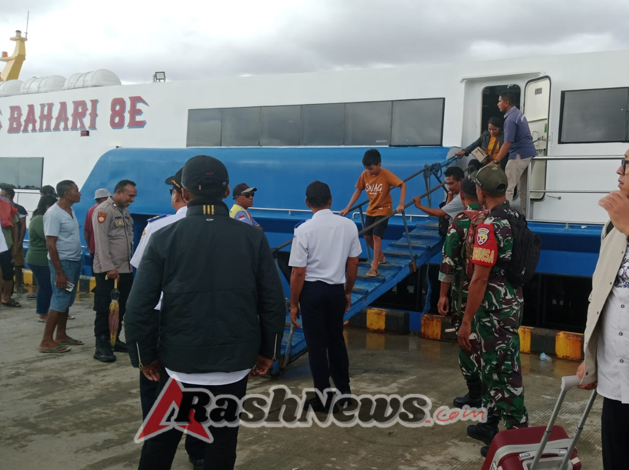 Arus Penumpang di Pelabuhan Ba’a Tetap Terkendali Berkat Monitoring Babinsa