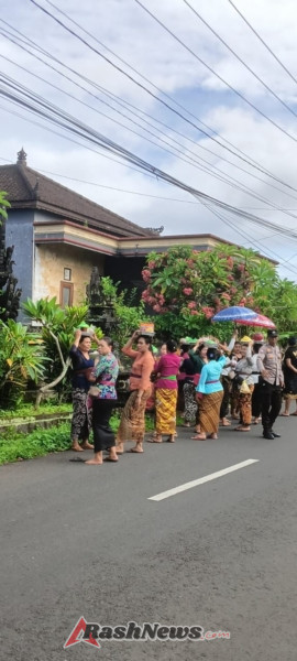Bhabinkamtibmas Desa Timpag bersama Pecalang melaksanakan Pengamanan kegiatan Ngaben