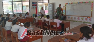 Sinergi Pendidikan: Babinsa Pahunga Lodu Berikan Pelajaran Matematika dan Wawasan Kebangsaan kepada Siswa