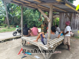 Babinsa Serka Piter Kase Himbau Warga Desa Riaraja Tetap Waspada dalam Aktivitas Sehari-hari