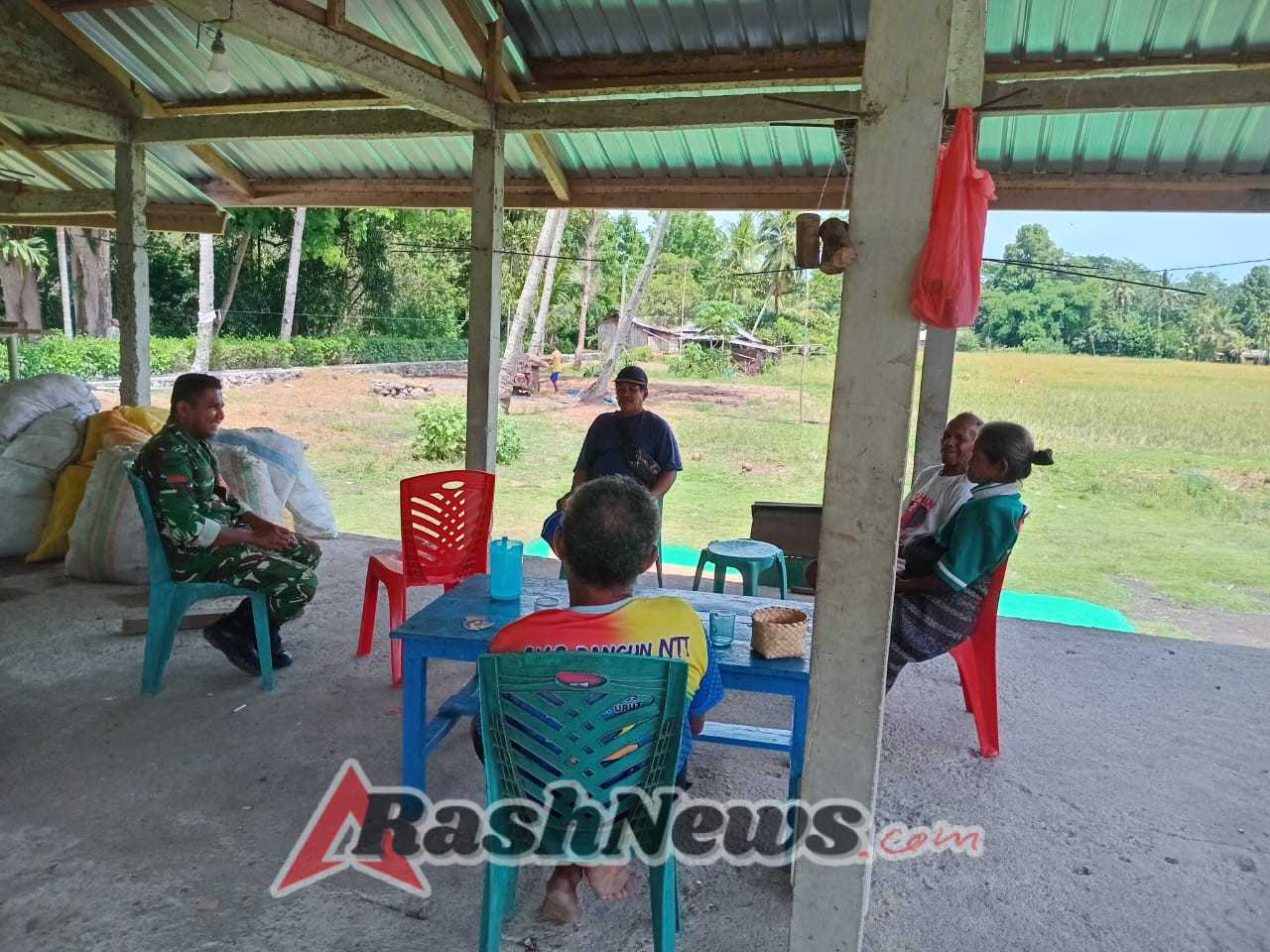 Ende: Babinsa Koramil 1602-02/Wolowaru Aktif Pantau Wilayah dan Bangun Hubungan dengan Warga