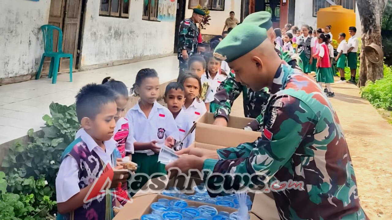 Satgas Pamtas Pos Maubusa Bagikan Bekal Makan Gratis di SD Inpres Beitaus, Desa Asumanu