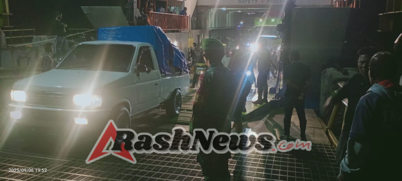 Babinsa Sertu Camilo Desousa Kawal Kedatangan Kapal Garda Maritim 3 di Pelabuhan Pantai Baru