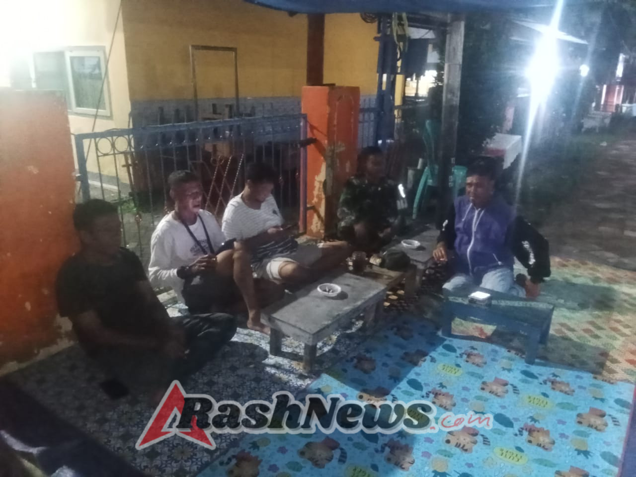 Patroli Rutin Babinsa Koramil 1628-01/Taliwang Upaya Antisipasi Kerawanan Malam
