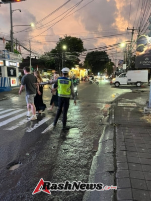 Polsek Kuta Utara Bantu Sebrangkan Pejalan Kaki Di Simpang Lio Kerobokan