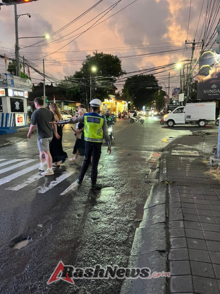 Polsek Kuta Utara Bantu Sebrangkan Pejalan Kaki Di Simpang Lio Kerobokan