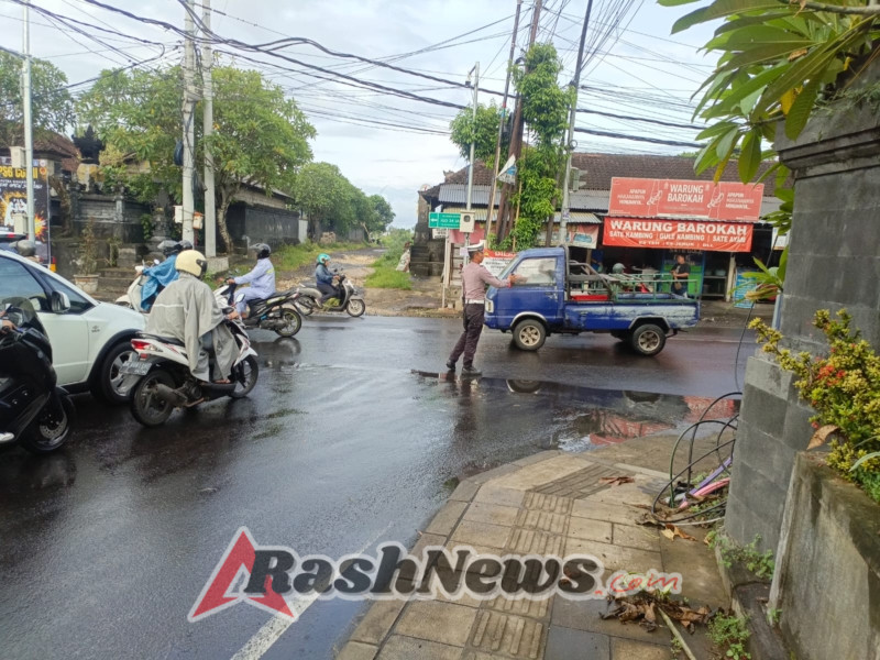 Pastikan Kenyamanan Pengguna Jalan, Personel Polsek Abiansemal Gencarkan Gatur Sore Rutin