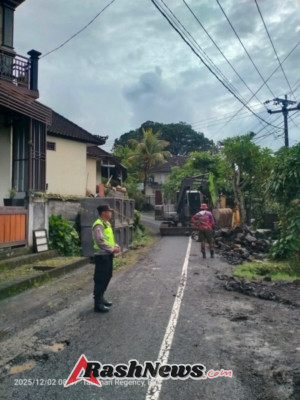 Bhabinkamtibmas Desa Bongan Pantau Pemasangan Gorong-Gorong, Jalur Bongan Lebah-Pejaten Ditutup Sementara