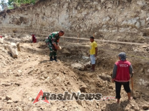 Tingkatkan Keamanan dan Kehidupan Sosial, Babinsa Gelar Kerja Bakti di Desa Welamosa