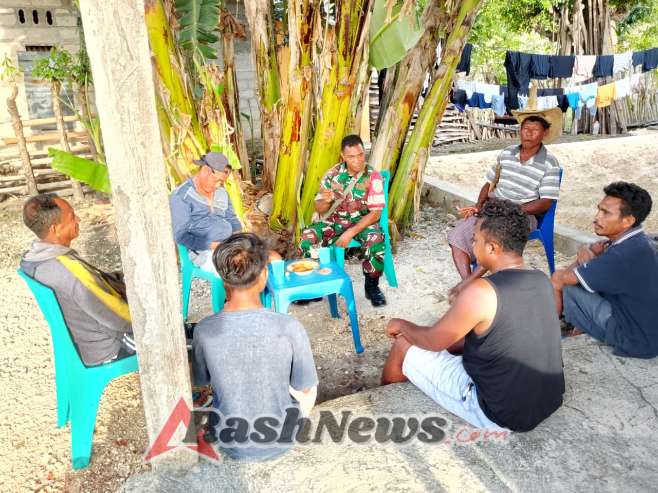 Babinsa Koramil 1627/RN Sambangi Warga Faifua untuk Perkuat Silaturahmi dan Pembinaan Teritorial