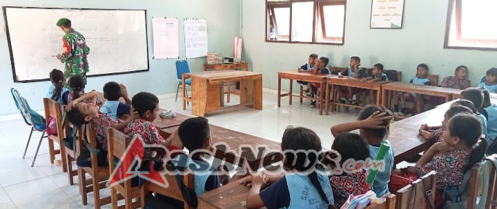 Babinsa Koramil 1630-02/Lembor Serda Sanusi Ajak Siswa SDN Malawatar Belajar Matematika dengan Semangat Kebangsaan