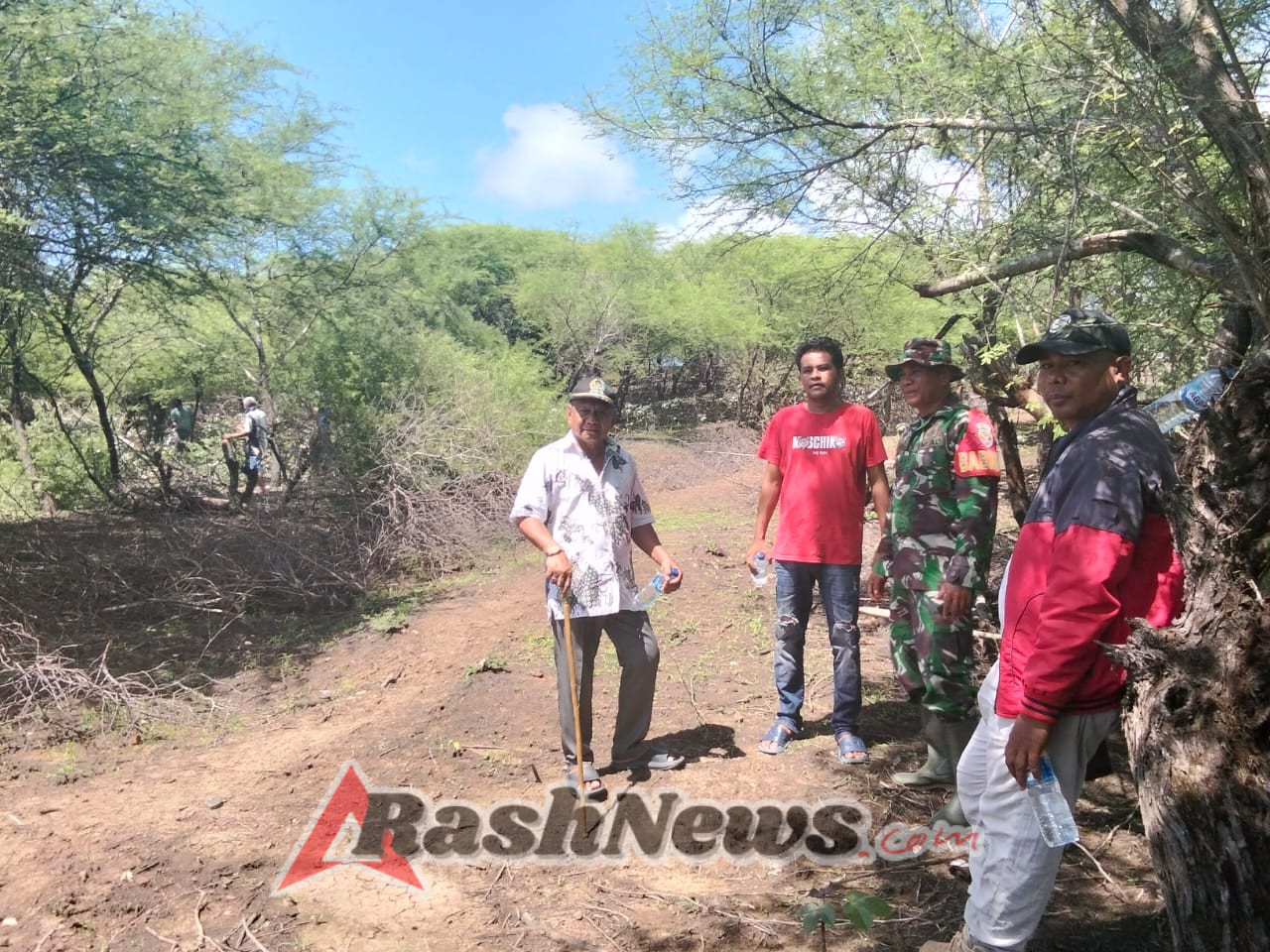 Gotong Royong di Desa Fatelilo Berjalan Lancar, Babinsa dan Warga Kompak Siapkan Lahan KDKMP