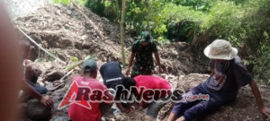 Babinsa Koramil 1624-06/Wulanggitang Bantu Perbaiki Pipa Air Bersih di Dusun Klobong
