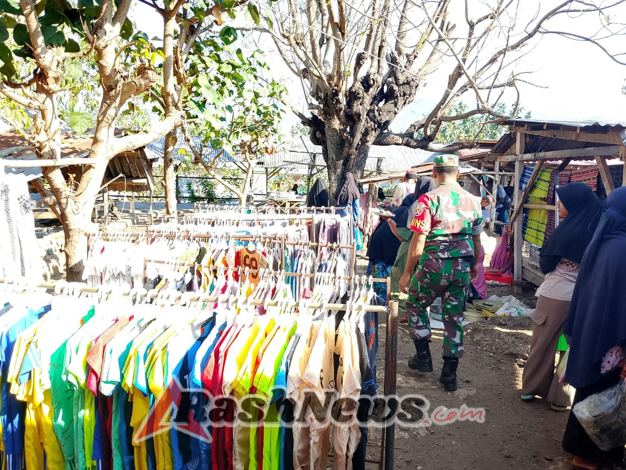 Babinsa Koramil 1624-05/Solor Pastikan Situasi Pasar Botang Aman dan Kondusif