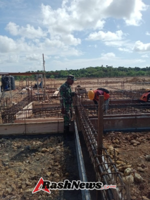 Babinsa Kawal Pembangunan Sentra Industri Garam Nasional di Rote Ndao