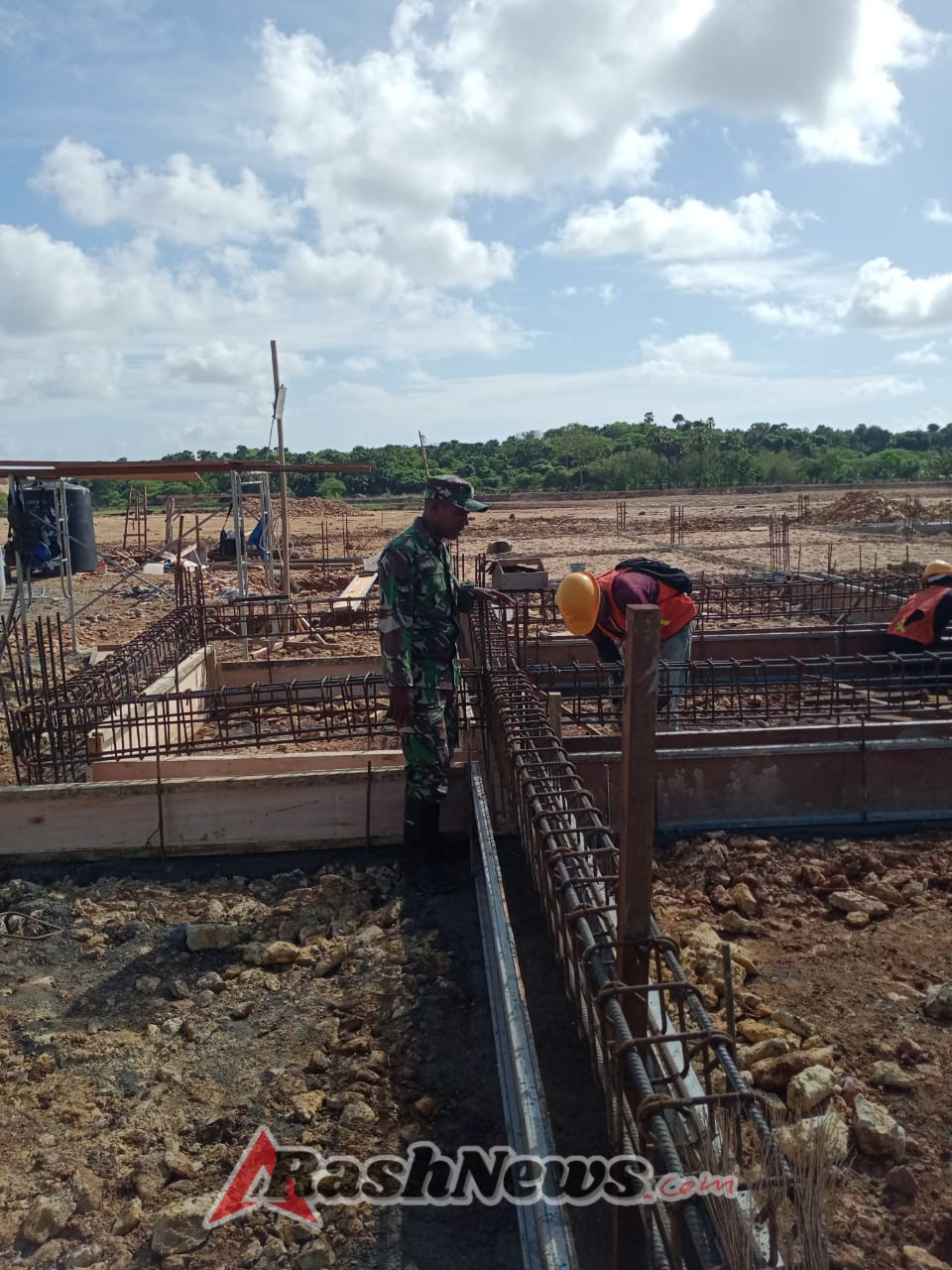 Babinsa Kawal Pembangunan Sentra Industri Garam Nasional di Rote Ndao