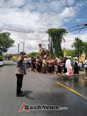 Bhabinkamtibmas Desa Gunaksa Laksanakan Pengamanan Upacara Pengabenan di Dusun Kebon.