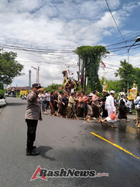 Bhabinkamtibmas Desa Gunaksa Laksanakan Pengamanan Upacara Pengabenan di Dusun Kebon.