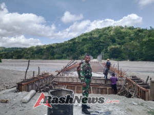 Peduli Keselamatan Warga, Babinsa Koramil 1621-03 Monitoring Jembatan Noeleke
