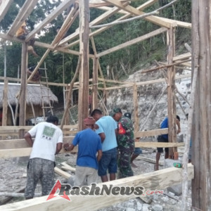 Gotong Royong Babinsa dan Warga Tabundung Percepat Pembangunan Rumah Warga