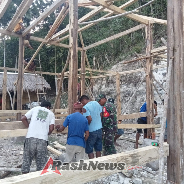 Gotong Royong Babinsa dan Warga Tabundung Percepat Pembangunan Rumah Warga