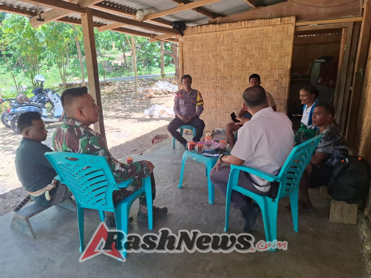 Babinsa Koramil 02/Walakaka Jalin Komsos dengan Warga Desa Harona Kalla