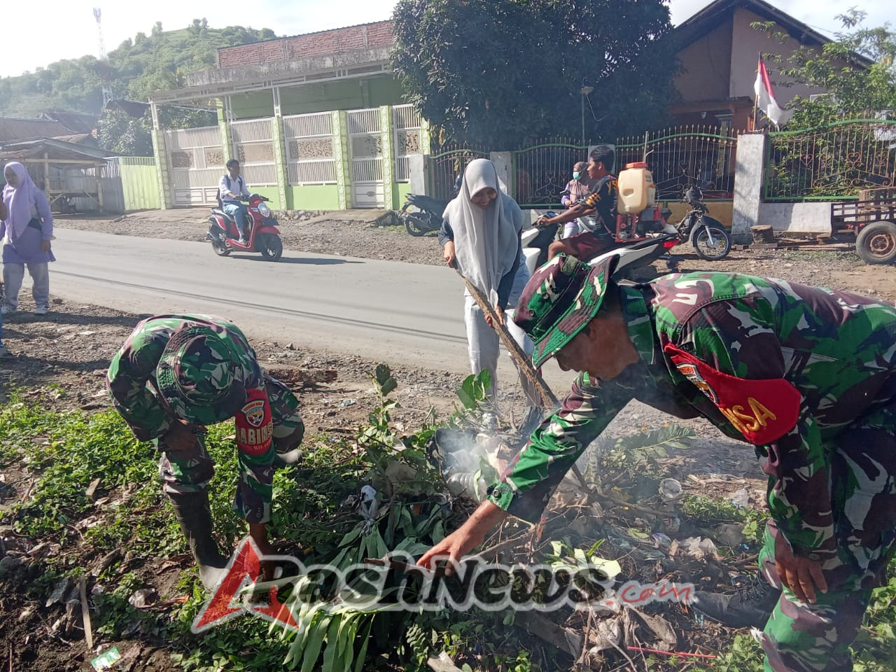 Desa Kalampa Bergerak Bersama Babinsa dan Warga Basmi Jentik Nyamuk Demam Berdarah