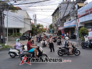 Ini Yang Di Lakukan Personel Polsek Kuta Utara Saat Simpang Batu Belig Macet