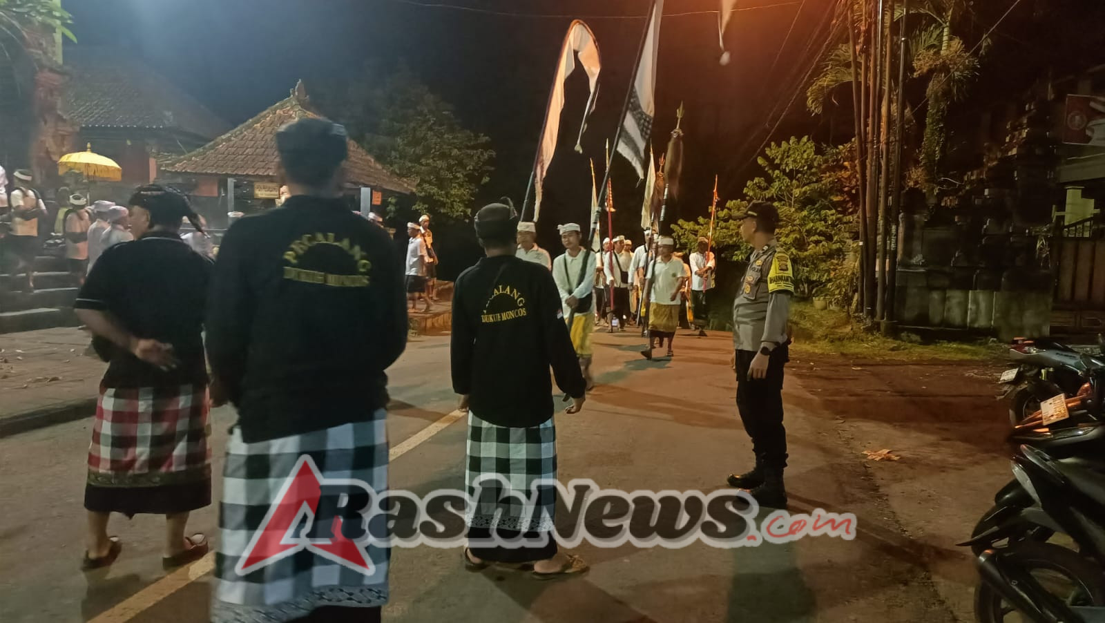 Berikan Rasa Aman, Bhabin Sobangan Atensi Giat Piodalan